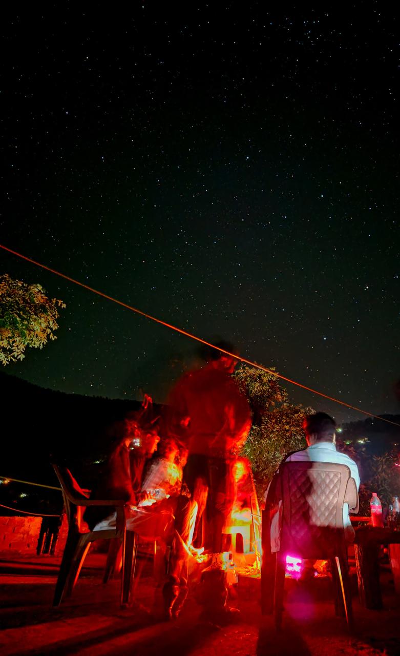 Rooftop Café at Mozo Inn & Cafe with panoramic views over the Tirthan Valley